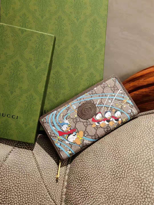 グッチ財布 レプリカ着用イメージ
